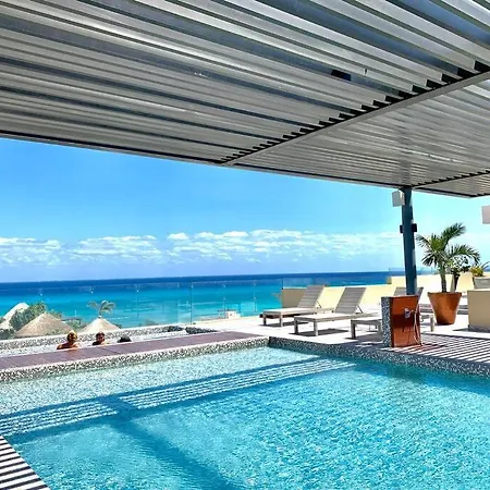 “Singular Joy” Amazing Location And Roof Top